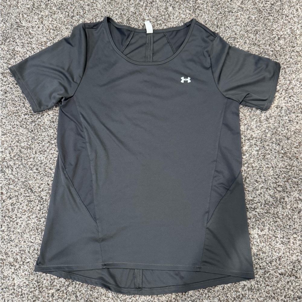 New without tags Women’s Under Armour athletic top size M